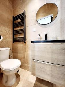 Le Robin Central Studio with AC & charm