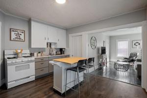 Stylish First Floor Apartment w Private Front Porch