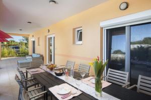 Holiday houses Hana and Lana with shared pool