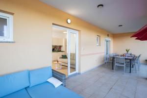 Holiday houses Hana and Lana with shared pool