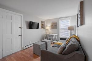 Bright Modern Open Layout 2nd Flr Short to MidTerm