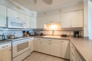 GSP3 Summer Breeze Oceanfront Condo, Elevator, Pool, Fitness Club!
