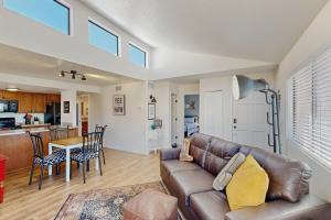 1 BR Condo in Tucson, Mountain Views