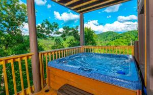 Splash N Sunrise Theatre - Private Pool, Gorgeous Mtn Views, Theater Room, Pool Table + Hot Tub!