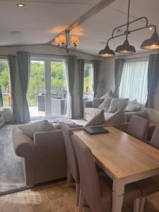 Luxury mini lodge with lakeside views