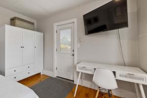 Sleek & Bright 1st Flr Studio Short -Midterm Stays