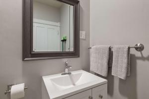 Sleek & Bright 1st Flr Studio Short -Midterm Stays