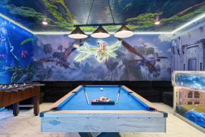 Family Oasis: Pool, Themed Rooms & Resort Access