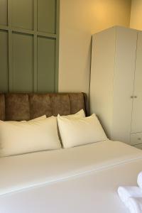 Neu Suites Apartments by LammyNora