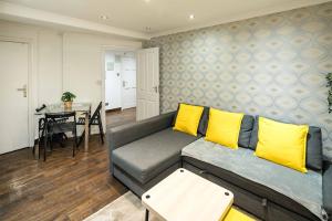 Swiss Cottage Hideaway Sleeps 8 Regents Park