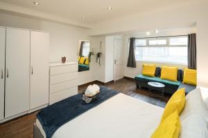 Swiss Cottage Hideaway Sleeps 8 Regents Park