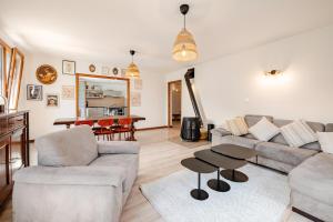 Spacious center parking balconies