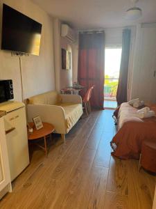 Jacaranda Sunset Aparment - By Budha