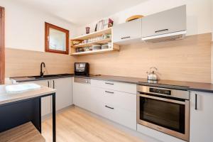 Spacious center parking balconies