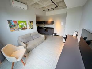 TL 207 - Apt completo com varanda no centro