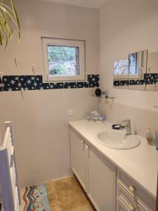 Charmant studio vue piscine idéal en couple, calme et détente assurés