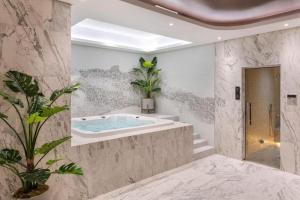 Luxury 2B Burj Khalifa NYE Views, 5-Star Amenities