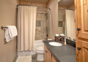 Palisades Lodge Suite 206