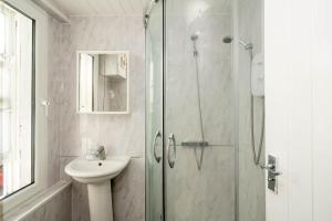 Stylish 2-Bed Flat with Sofa Bed