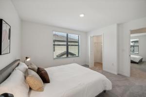 Sunny Escape Fresh, Modern Townhome Near Beaches