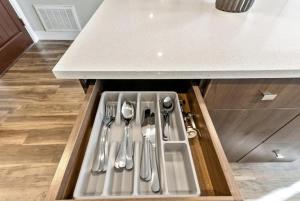 1min Delta - Salt Palace - King Bed - Gym - Parking