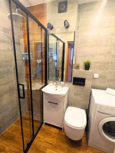 2-rm. Skyline view. Center.