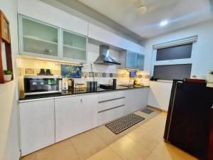 Luxury Pool view Apartment w Jacuzzi by Mirabella