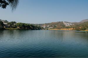Suíte com Vista para o Lago em Capitólio em Escarpas do Lago