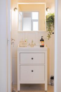 Central Retreat - Cozy & Charming Apartment