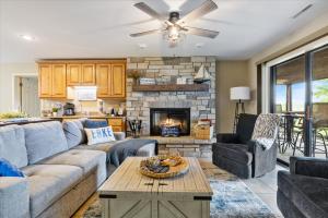 Excellent Family Stay w Boat Slip, 2 Pools, Hot Tub, Courts & Arcade Games