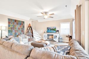 Captivating Views, Amazing Design and Lake Living