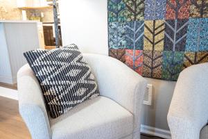 Captivating Views, Amazing Design and Lake Living