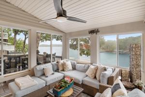 Captivating Views, Amazing Design and Lake Living