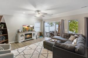 Captivating Views, Amazing Design and Lake Living