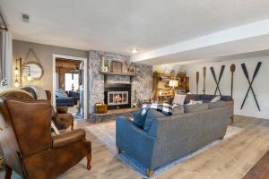 Firepit, Kayaks, Paddle Board, Lake Views, Great Location