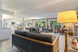 Firepit, Kayaks, Paddle Board, Lake Views, Great Location