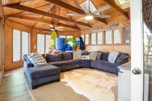 Firepit, Kayaks, Paddle Board, Lake Views, Great Location