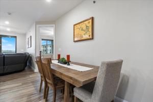 Family-Fun Lakeside Luxury at Topsider in Osage w 2 Pools, Prime Views Pack N Play & Games