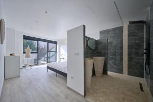 Paris Premium Family House