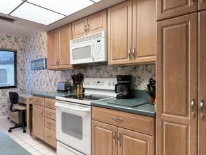 Bayside 2BR – Walk-Out Patio by Heated Pool