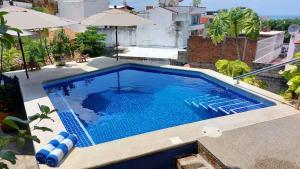 Boutique Studio with Terrace, Heated Pool & Fast Wi-Fi, Walk to Malecón