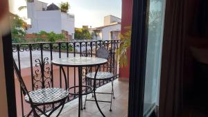 Boutique Studio with Terrace, Heated Pool & Fast Wi-Fi, Walk to Malecón