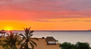 Boutique Studio with Terrace, Heated Pool & Fast Wi-Fi, Walk to Malecón