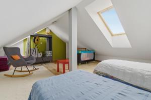 Large and modern apartment with free parking spot