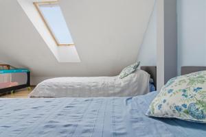 Large and modern apartment with free parking spot