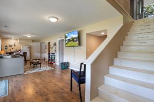 Huge Lakefront Yard, Private Dock - Amazing Views!