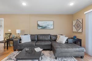 Huge Lakefront Yard, Private Dock - Amazing Views!