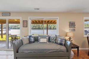 Huge Lakefront Yard, Private Dock - Amazing Views!