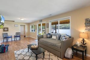 Huge Lakefront Yard, Private Dock - Amazing Views!