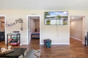 Huge Lakefront Yard, Private Dock - Amazing Views!